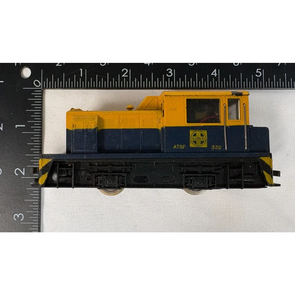 Santa Fe ATSF Switcher Diesel Locomotive 332 HO Scale Railroad Engine Untested